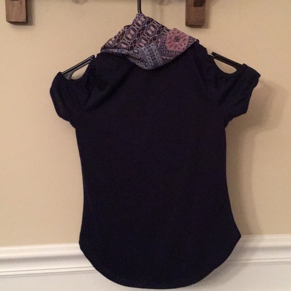 Navy blue shirt with patterned scarf - Picture 2 of 2